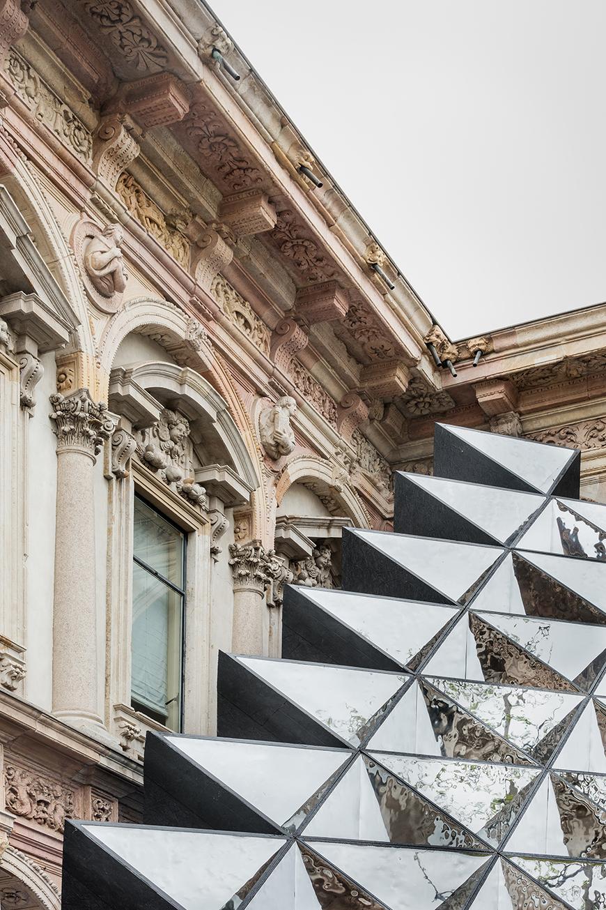 A geometric structure in front of a baroque building 